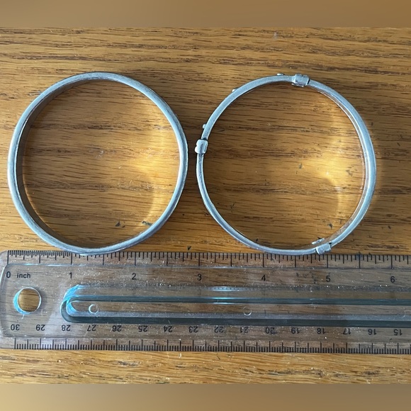 🎭 ARTISAN Set of 2 Pewter Bracelets - Sold as a set. - Picture 9 of 10